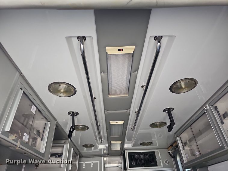 image for item DO2794 2006  Ford F350 Super Duty XLT  ambulance