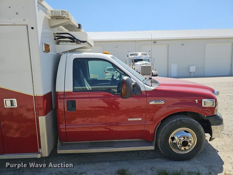image for item DO2794 2006  Ford F350 Super Duty XLT  ambulance