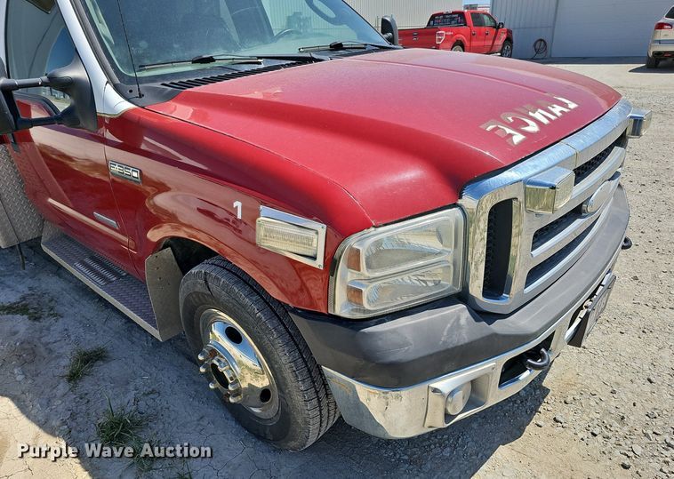 image for item DO2794 2006  Ford F350 Super Duty XLT  ambulance