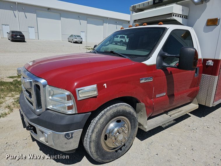 image for item DO2794 2006  Ford F350 Super Duty XLT  ambulance
