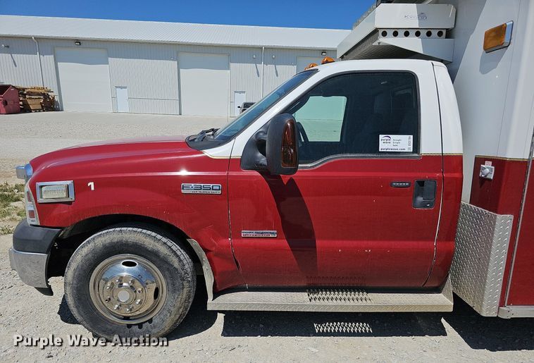 image for item DO2794 2006  Ford F350 Super Duty XLT  ambulance