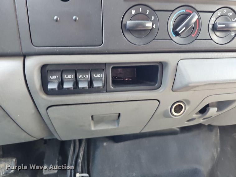 image for item DO2794 2006  Ford F350 Super Duty XLT  ambulance