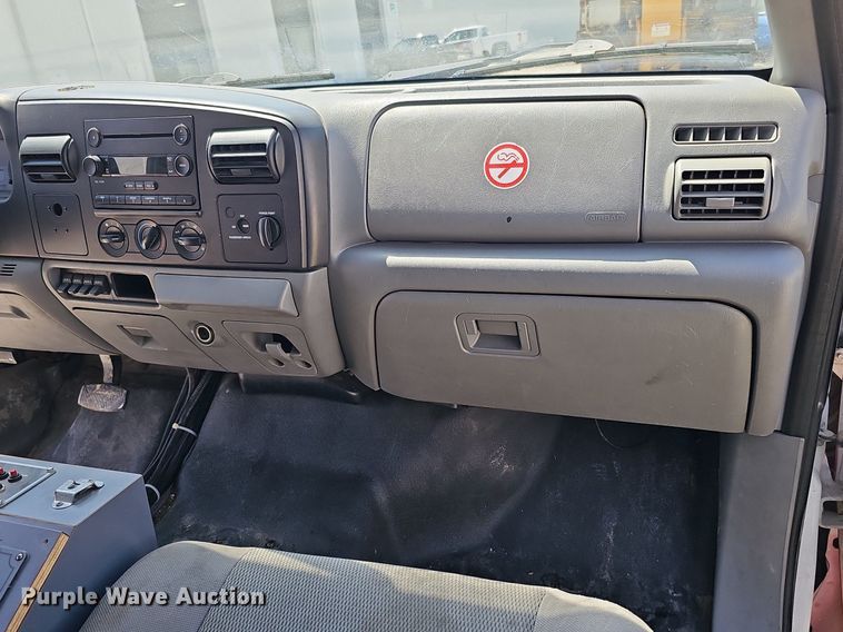 image for item DO2794 2006  Ford F350 Super Duty XLT  ambulance