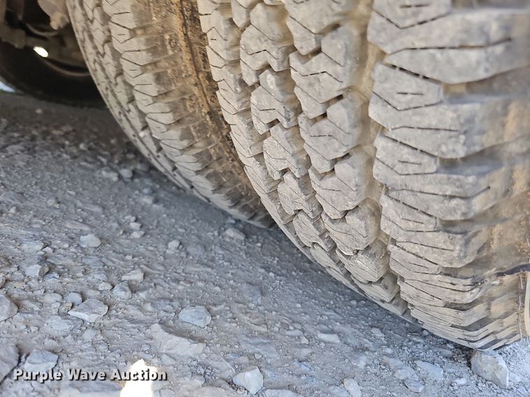 image for item DO2794 2006  Ford F350 Super Duty XLT  ambulance