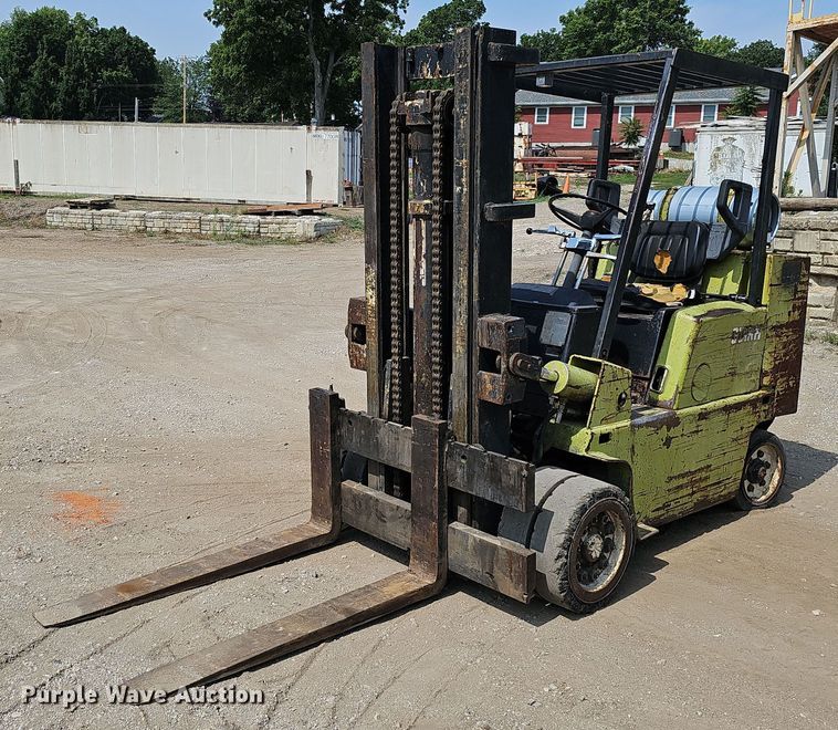image for item DO2806 Clark C500-S100  forklift