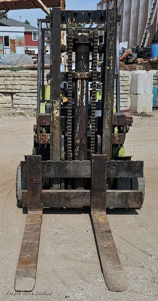 image for item DO2806 Clark C500-S100  forklift