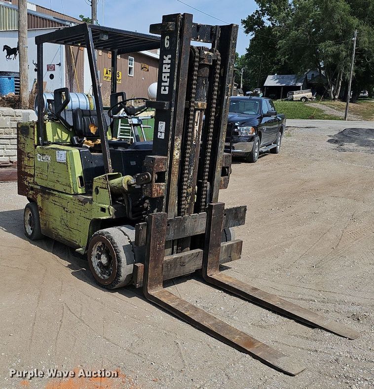 image for item DO2806 Clark C500-S100  forklift