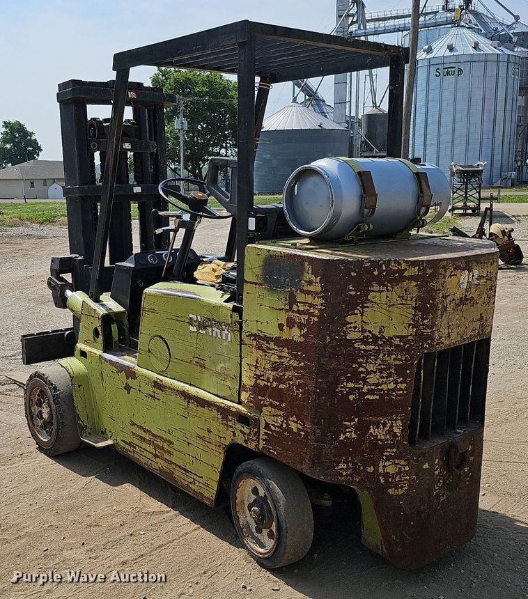 image for item DO2806 Clark C500-S100  forklift