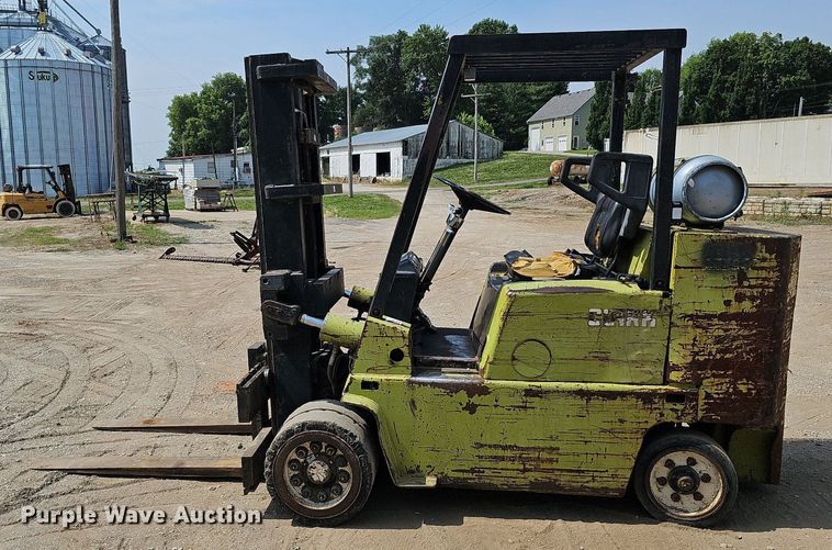 image for item DO2806 Clark C500-S100  forklift