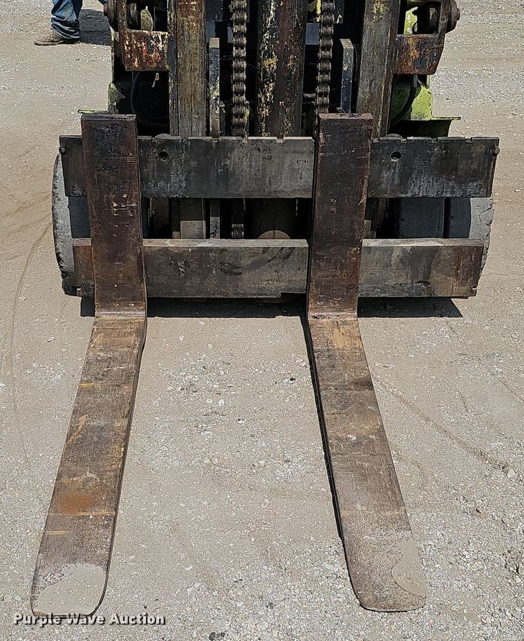 image for item DO2806 Clark C500-S100  forklift