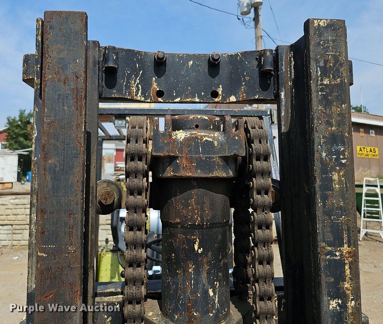 image for item DO2806 Clark C500-S100  forklift