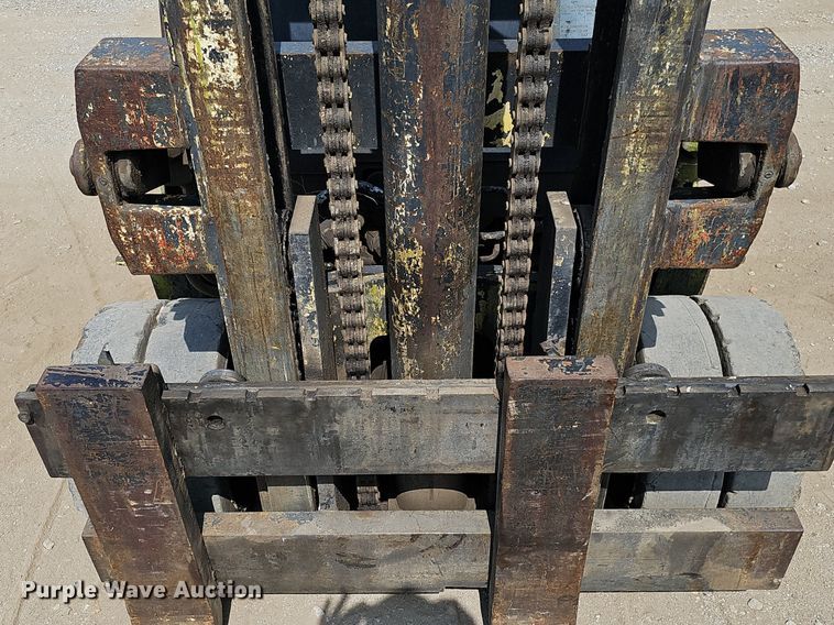 image for item DO2806 Clark C500-S100  forklift