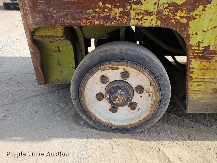 image for item DO2806 Clark C500-S100  forklift