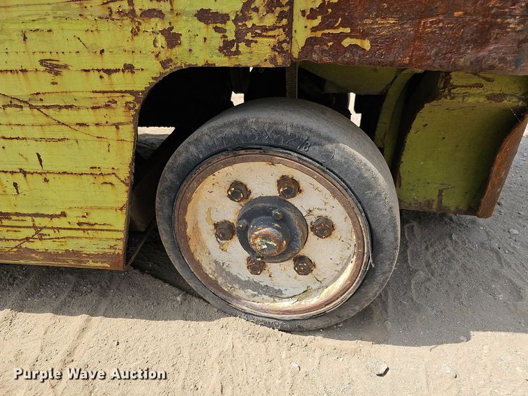 image for item DO2806 Clark C500-S100  forklift