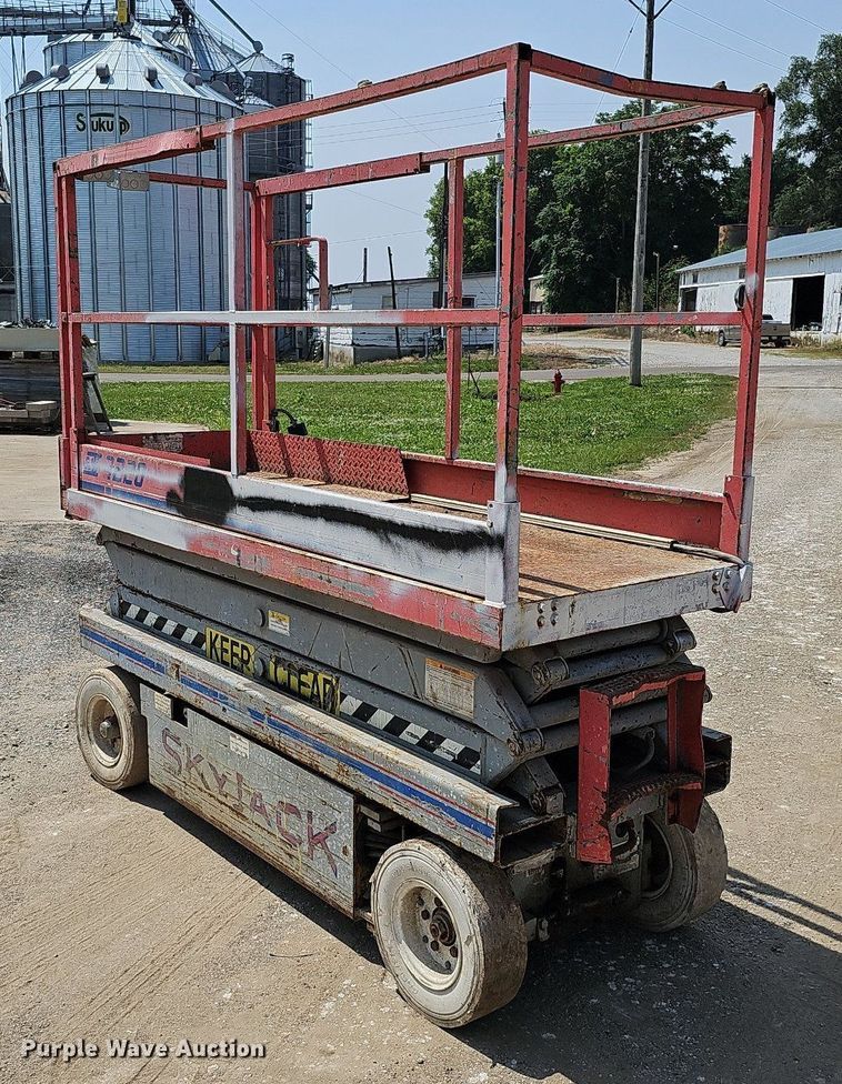 image for item DO2808 1995 SkyJack SJII 3220  scissor lift