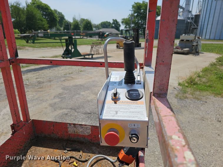 image for item DO2808 1995 SkyJack SJII 3220  scissor lift