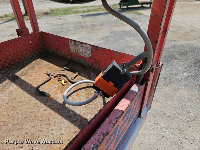 image for item DO2808 1995 SkyJack SJII 3220  scissor lift