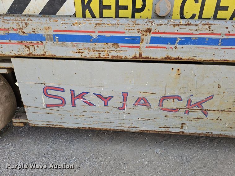 image for item DO2808 1995 SkyJack SJII 3220  scissor lift