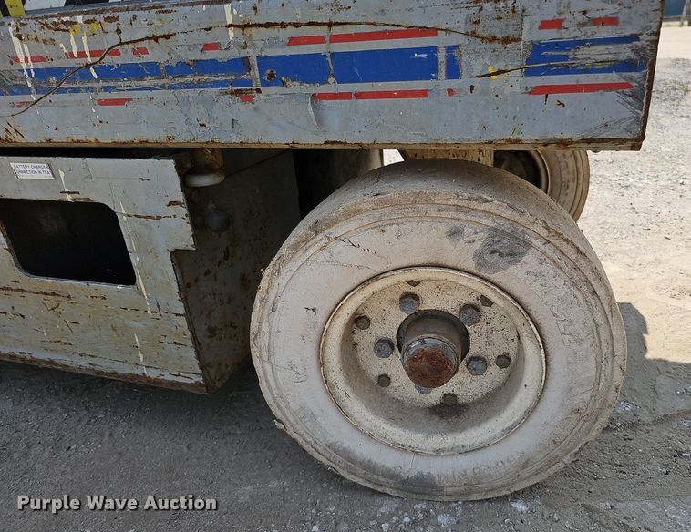 image for item DO2808 1995 SkyJack SJII 3220  scissor lift