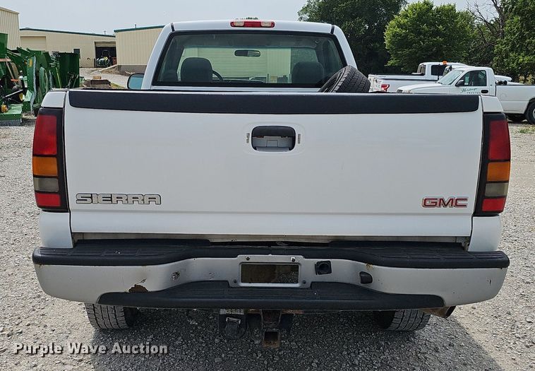 image for item DO2810 2006 GMC Sierra 2500HD  pickup truck