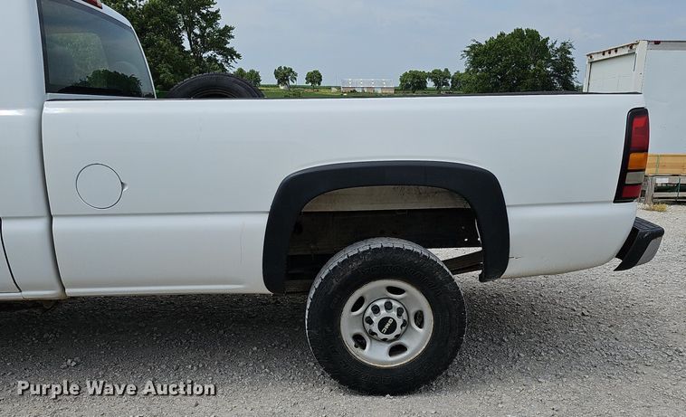 image for item DO2810 2006 GMC Sierra 2500HD  pickup truck