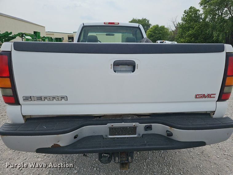 image for item DO2810 2006 GMC Sierra 2500HD  pickup truck