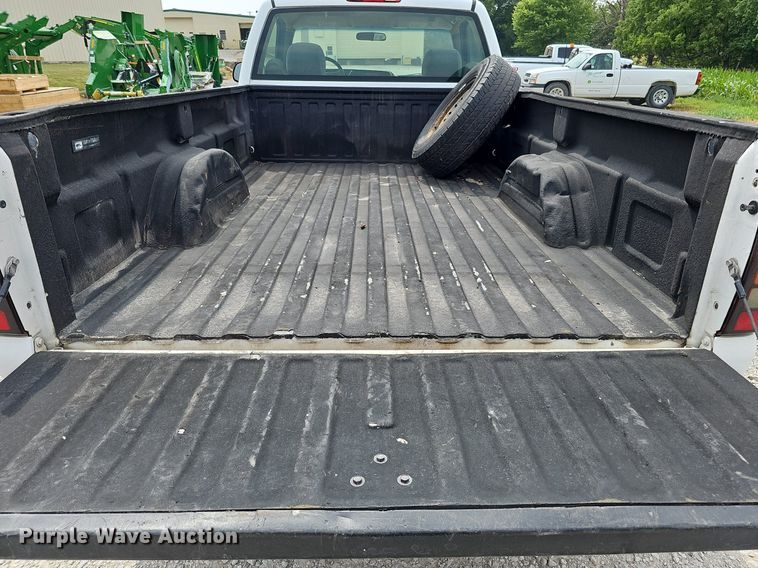 image for item DO2810 2006 GMC Sierra 2500HD  pickup truck