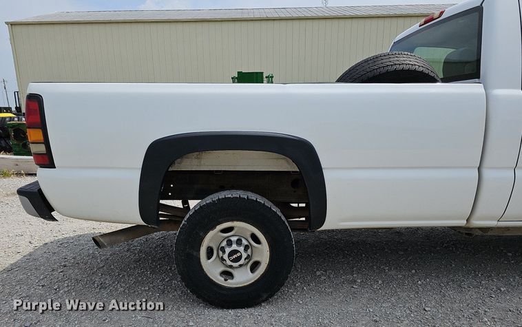image for item DO2810 2006 GMC Sierra 2500HD  pickup truck