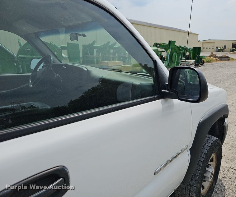 image for item DO2810 2006 GMC Sierra 2500HD  pickup truck