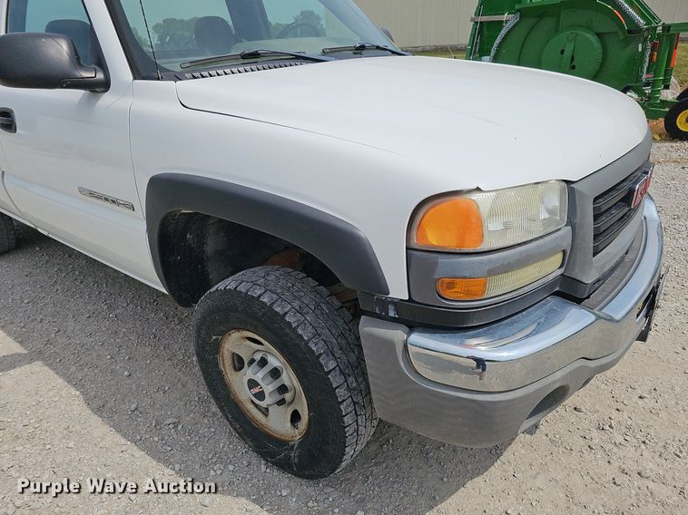 image for item DO2810 2006 GMC Sierra 2500HD  pickup truck