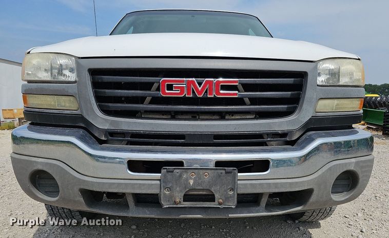image for item DO2810 2006 GMC Sierra 2500HD  pickup truck