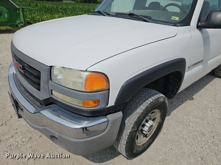image for item DO2810 2006 GMC Sierra 2500HD  pickup truck