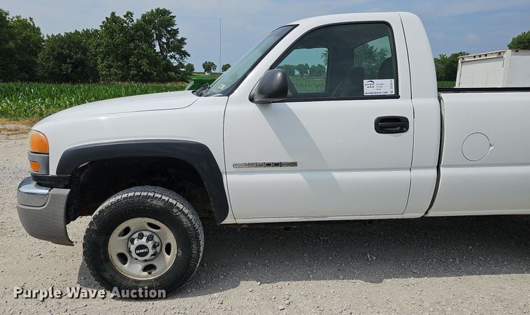 image for item DO2810 2006 GMC Sierra 2500HD  pickup truck