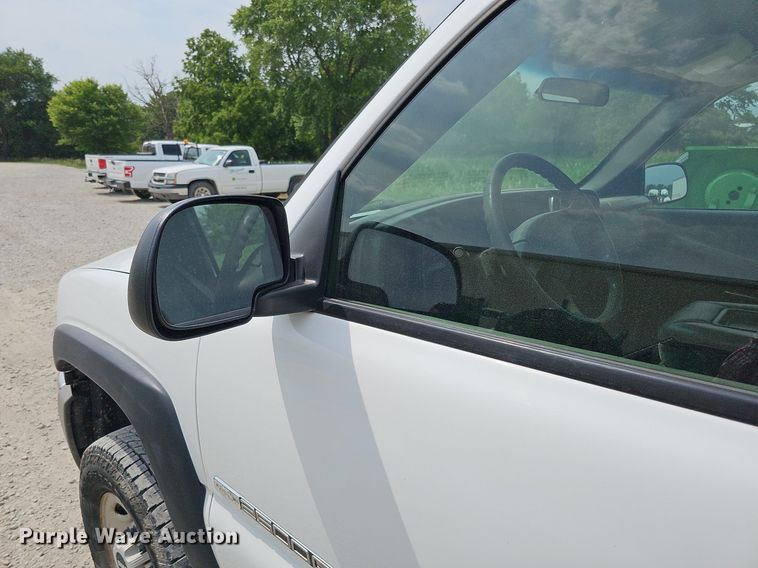 image for item DO2810 2006 GMC Sierra 2500HD  pickup truck