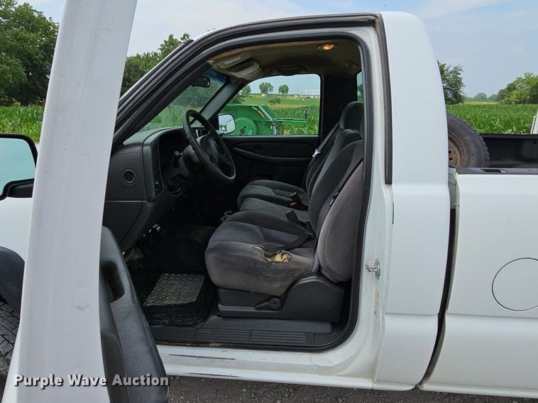 image for item DO2810 2006 GMC Sierra 2500HD  pickup truck