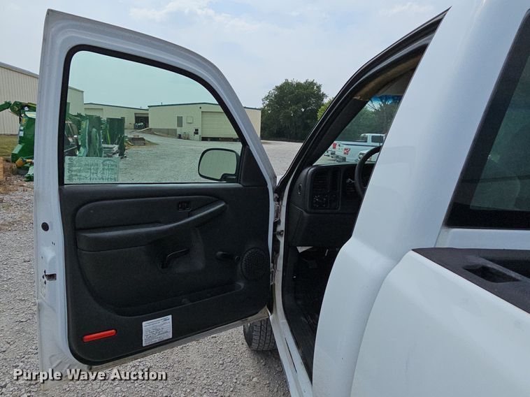 image for item DO2810 2006 GMC Sierra 2500HD  pickup truck