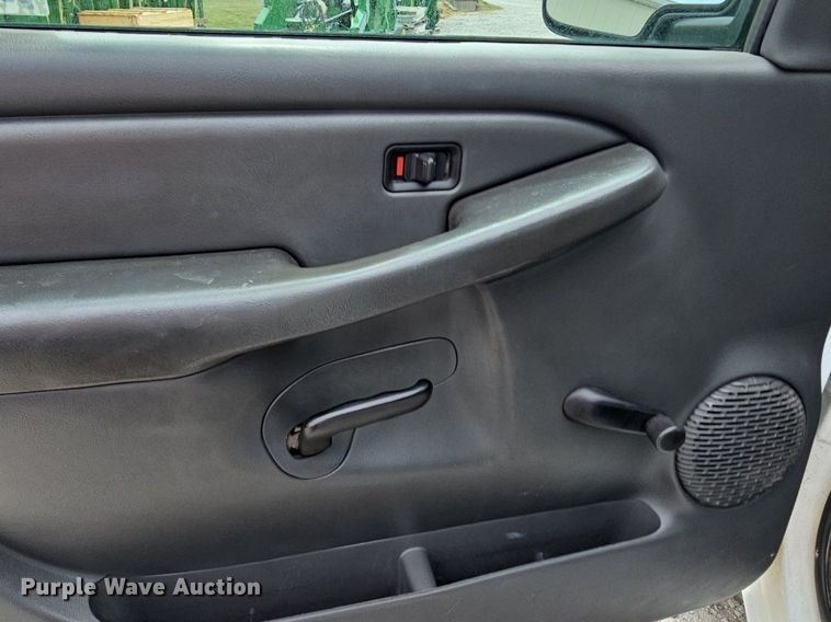 image for item DO2810 2006 GMC Sierra 2500HD  pickup truck