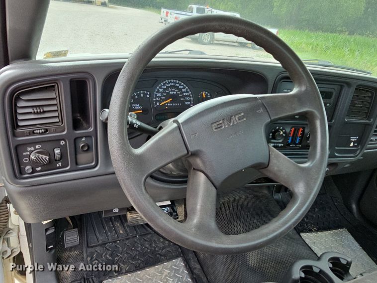 image for item DO2810 2006 GMC Sierra 2500HD  pickup truck