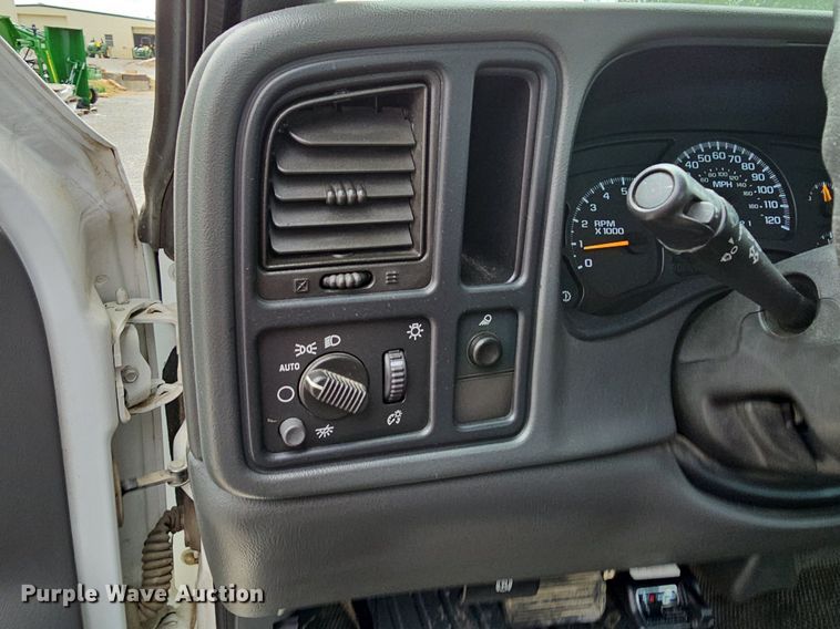 image for item DO2810 2006 GMC Sierra 2500HD  pickup truck