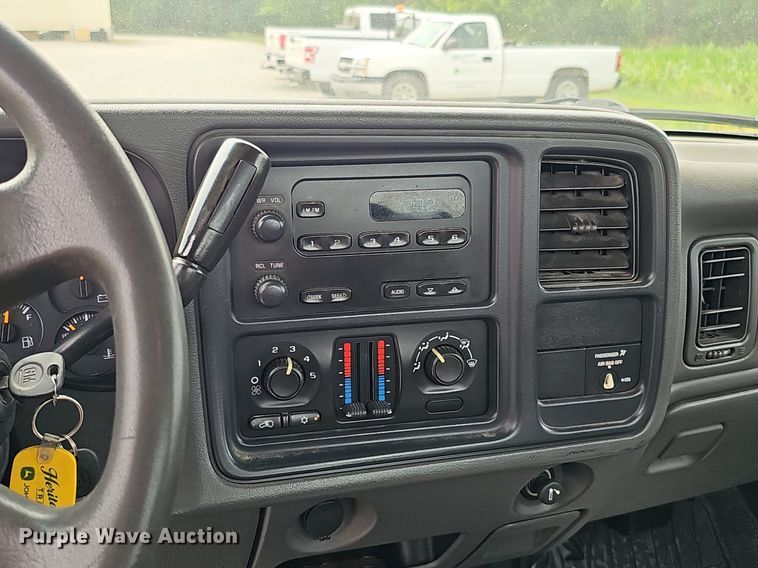 image for item DO2810 2006 GMC Sierra 2500HD  pickup truck