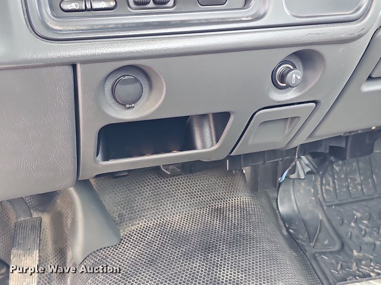 image for item DO2810 2006 GMC Sierra 2500HD  pickup truck