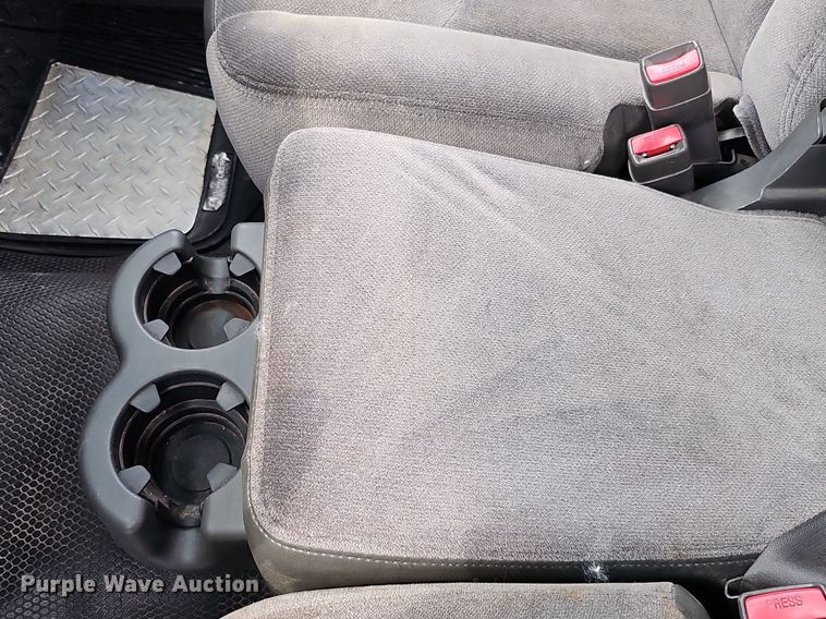 image for item DO2810 2006 GMC Sierra 2500HD  pickup truck