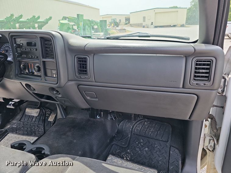 image for item DO2810 2006 GMC Sierra 2500HD  pickup truck