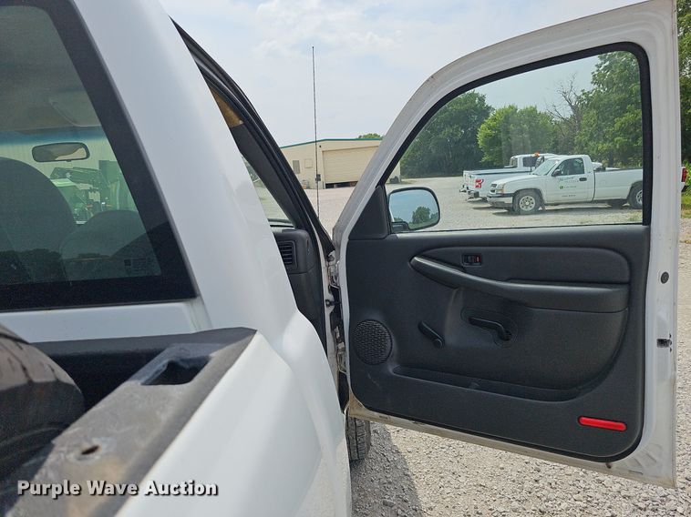 image for item DO2810 2006 GMC Sierra 2500HD  pickup truck