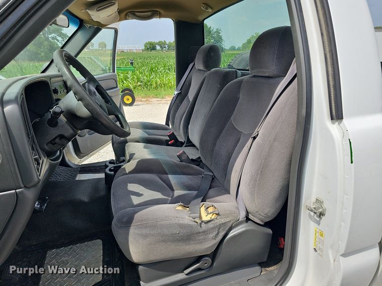 image for item DO2810 2006 GMC Sierra 2500HD  pickup truck