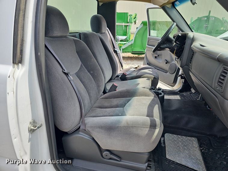 image for item DO2810 2006 GMC Sierra 2500HD  pickup truck