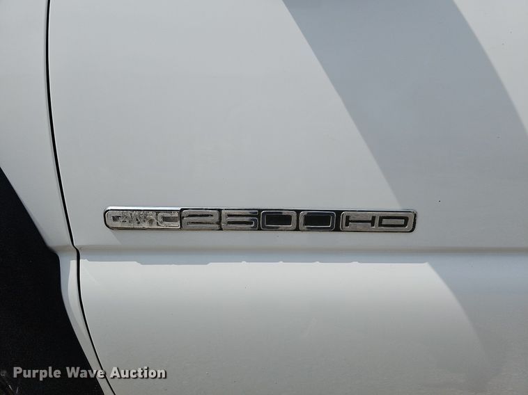 image for item DO2810 2006 GMC Sierra 2500HD  pickup truck