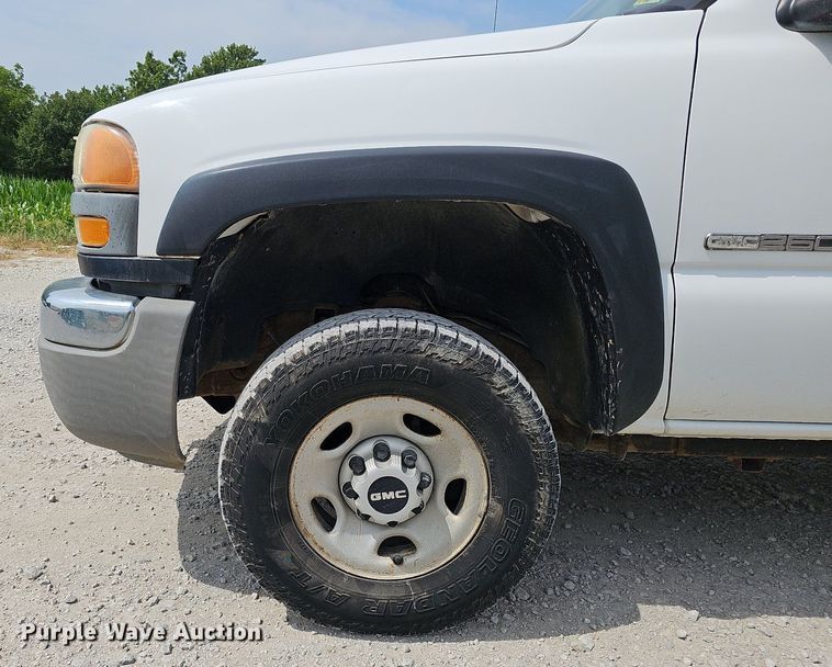 image for item DO2810 2006 GMC Sierra 2500HD  pickup truck