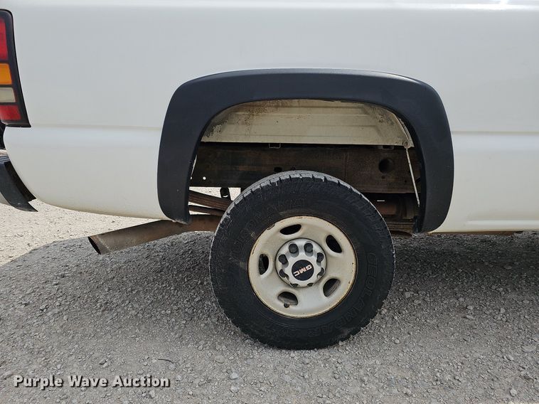 image for item DO2810 2006 GMC Sierra 2500HD  pickup truck