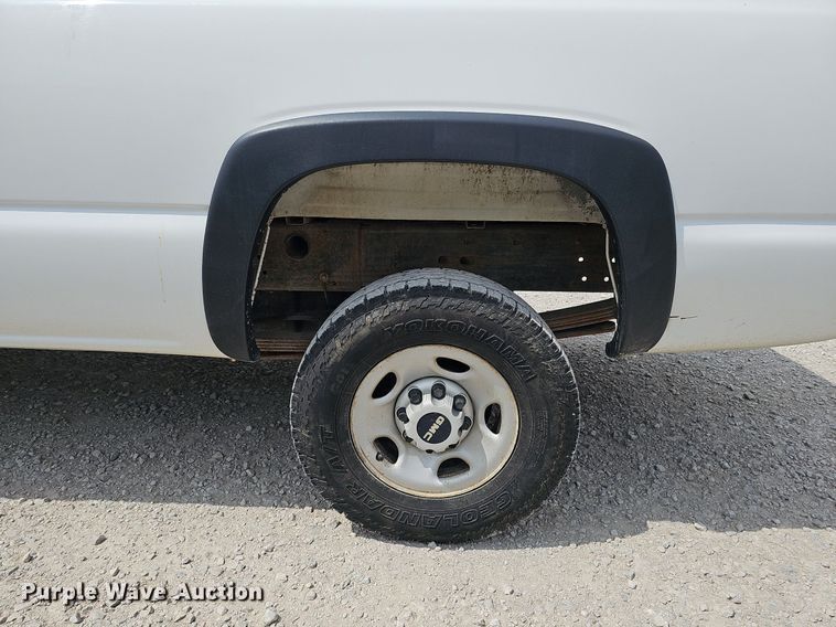 image for item DO2810 2006 GMC Sierra 2500HD  pickup truck